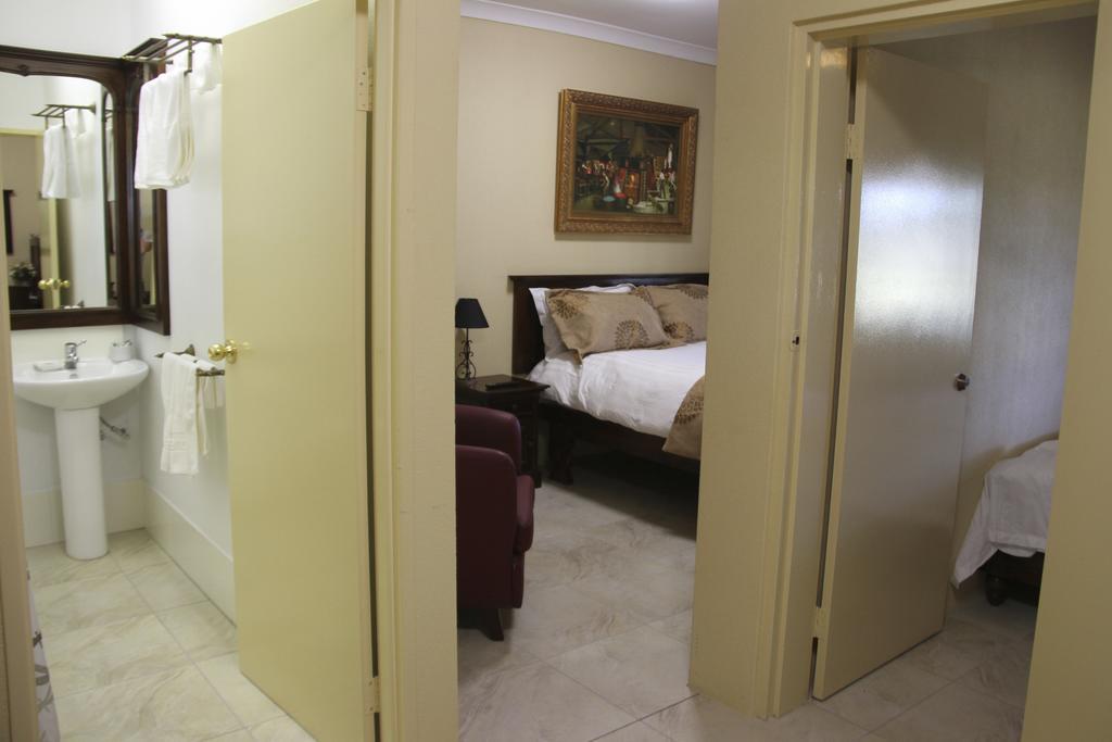 Overlander Homestead Motel Roma Chambre photo